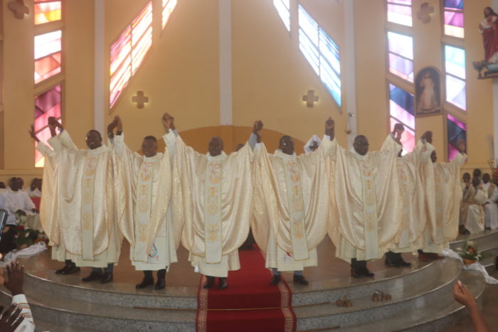 Ocho nuevos sacerdotes en Camerún