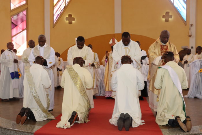 Quatro novos sacerdotes em Camarões